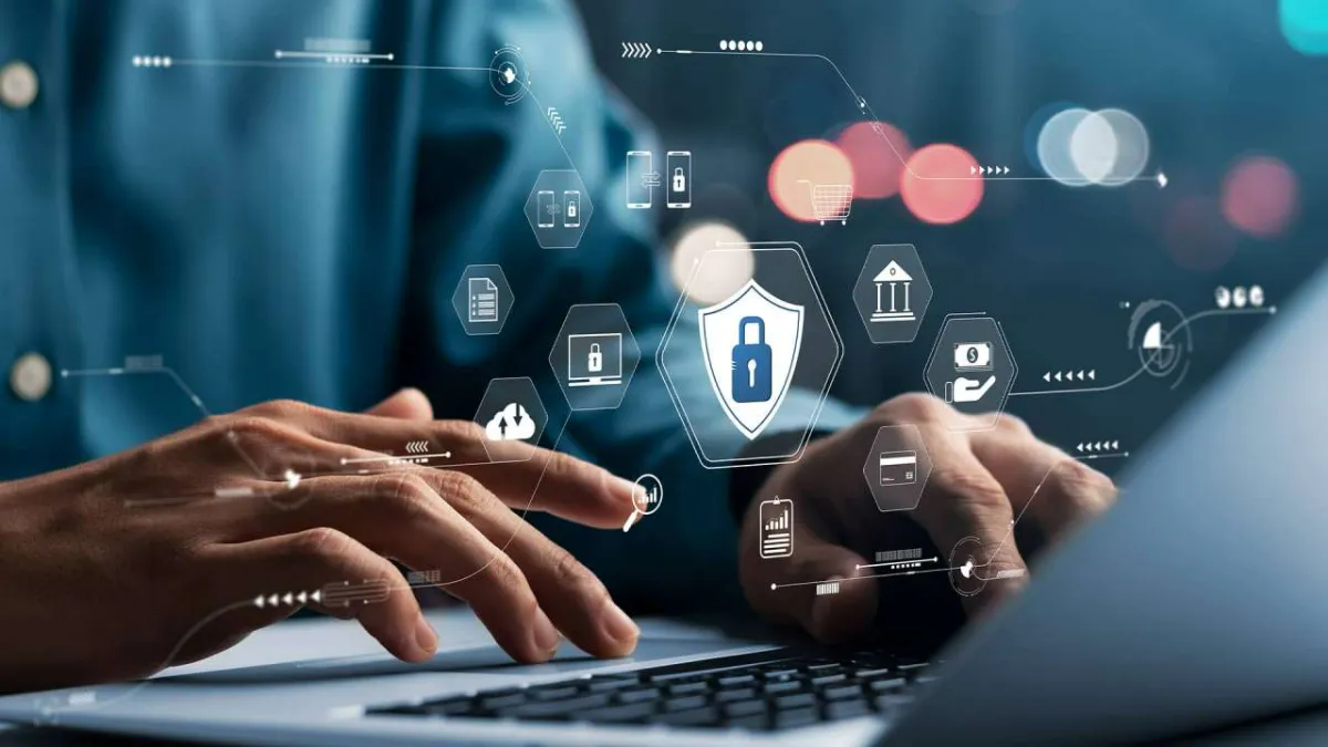 Close-up van handen die typen op een laptoptoetsenbord, met zwevende digitale iconen voor privacy-instellingen en browsermachtigingen op de achtergrond